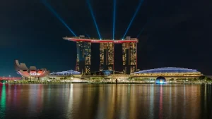 Marina Bay Sands: Казино с Панорамным Бассейном и Ультрасовременным Дизайном
