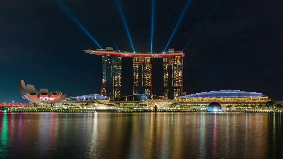 Marina Bay Sands: Казино с Панорамным Бассейном и Ультрасовременным Дизайном